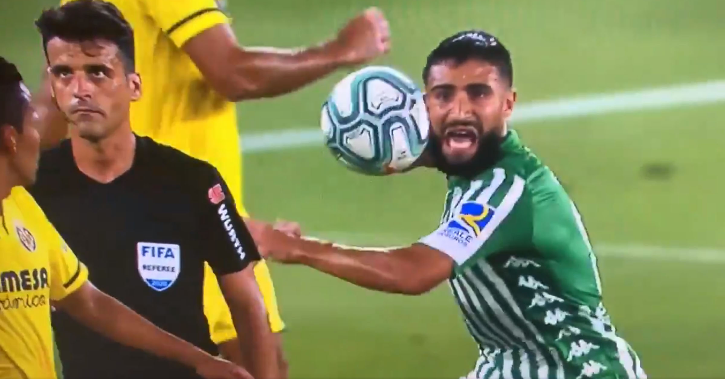 Indsigt Mathis Virkelig WATCH: Nabil Fekir Gets 2 Yellow Cards In 2 Minutes After Throwing The Ball  At The Referee