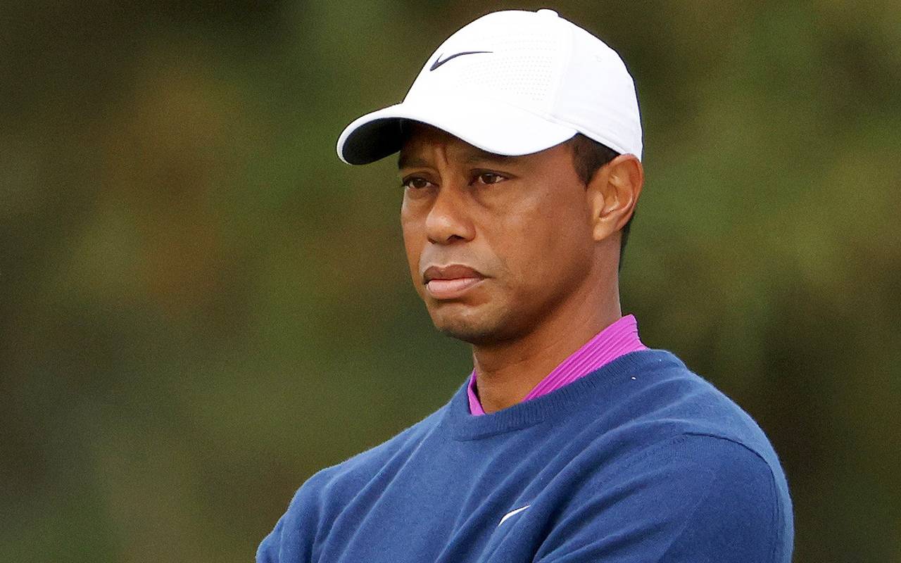 Tiger Woods apologizes after handing Justin Thomas a tampon at the