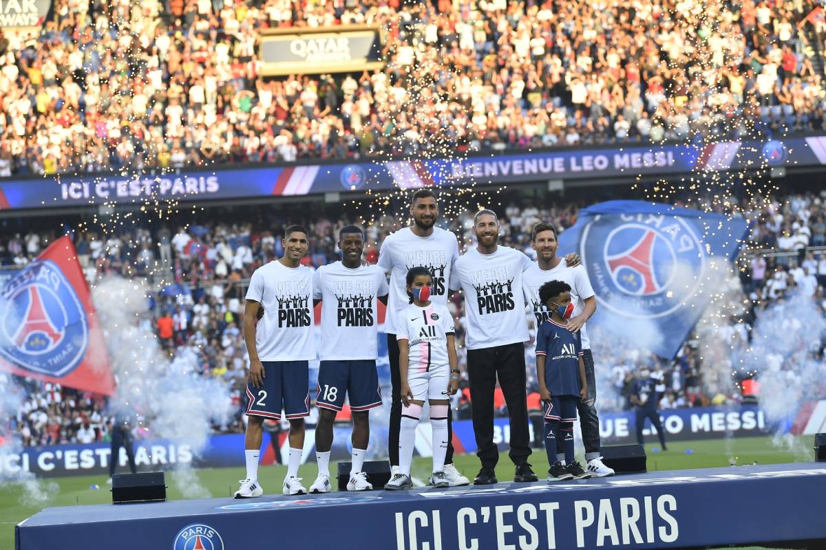PSG present their new signings to the Parc des Princes crowd