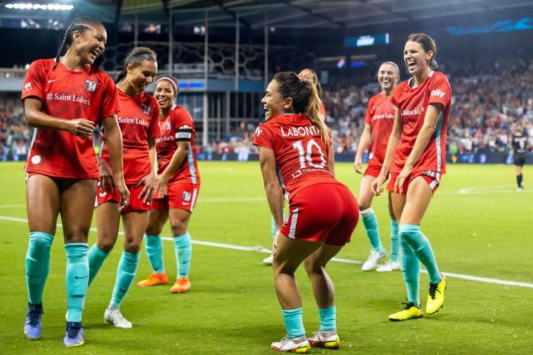 (Video) Footballer feins injury and TWERKS after scoring goal