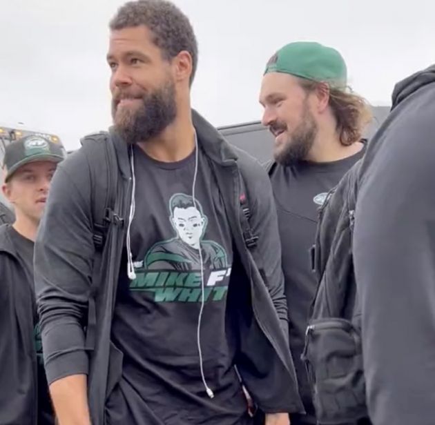 Mike White, Jets teammates arrive in 'Mighty Ducks' jerseys