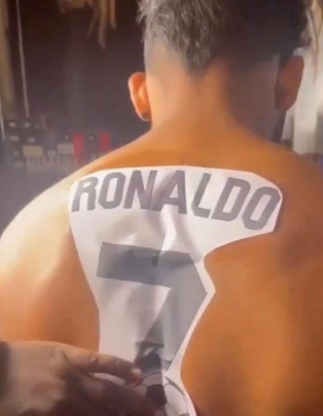 Cristiano Ronaldo with a fan tattoo. bahAHhahahaha omg too good | Tatuajes,  Ronaldo, Bocetos