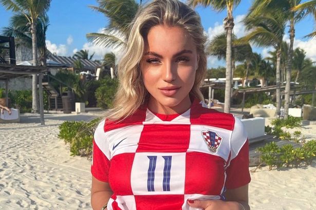 🚨World's sexiest footballer wows fans as she poses with her 'new best  friends'