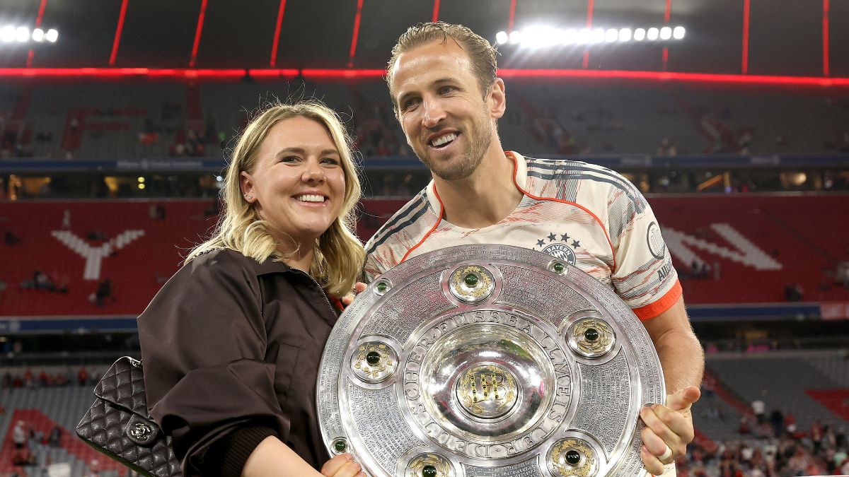 Harry Kane and wife Katie Goodland poses with Bundesliga title